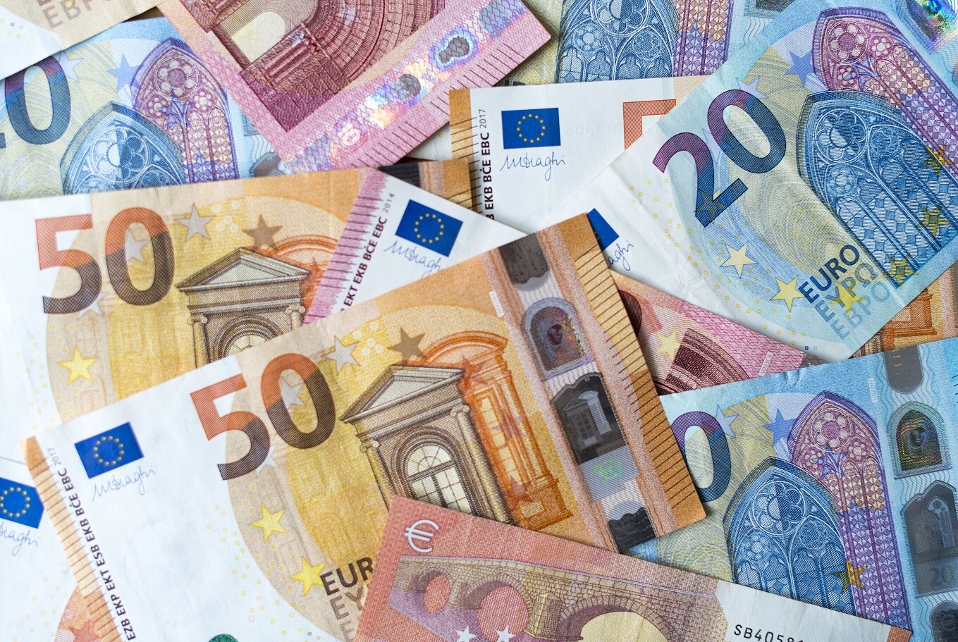 Verschiedene Euro-Banknoten auf einem Haufen.