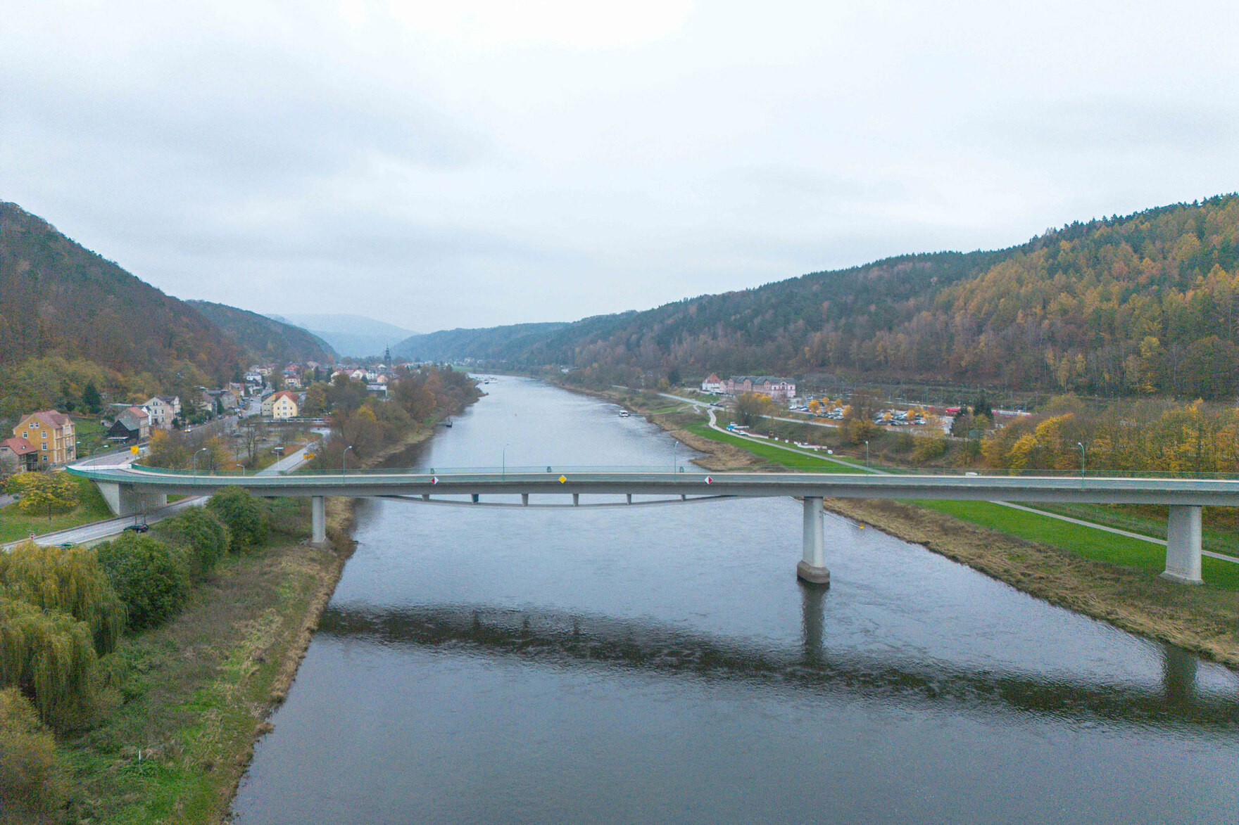 Eine Lustaufnahme einer Brücke, die über einen Fluss führt.