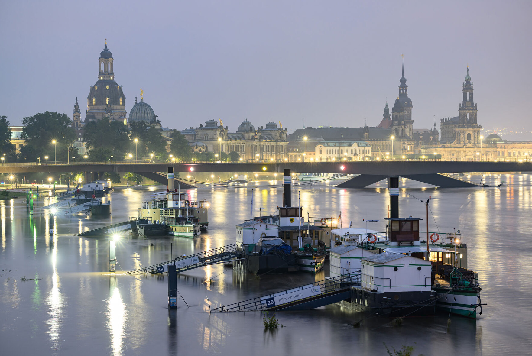 Der Blick auf die Dresdner Altstadt, während die Elbe Hochwasser führt.