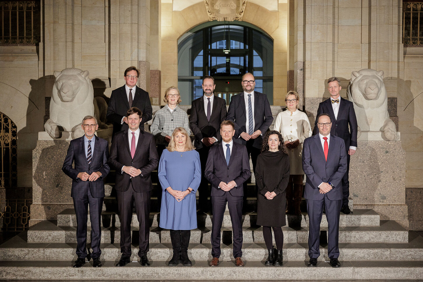 Ein Gruppenfoto von Ministerpräsident Kretschmer und den Mitgliedern der Staatsregierung.