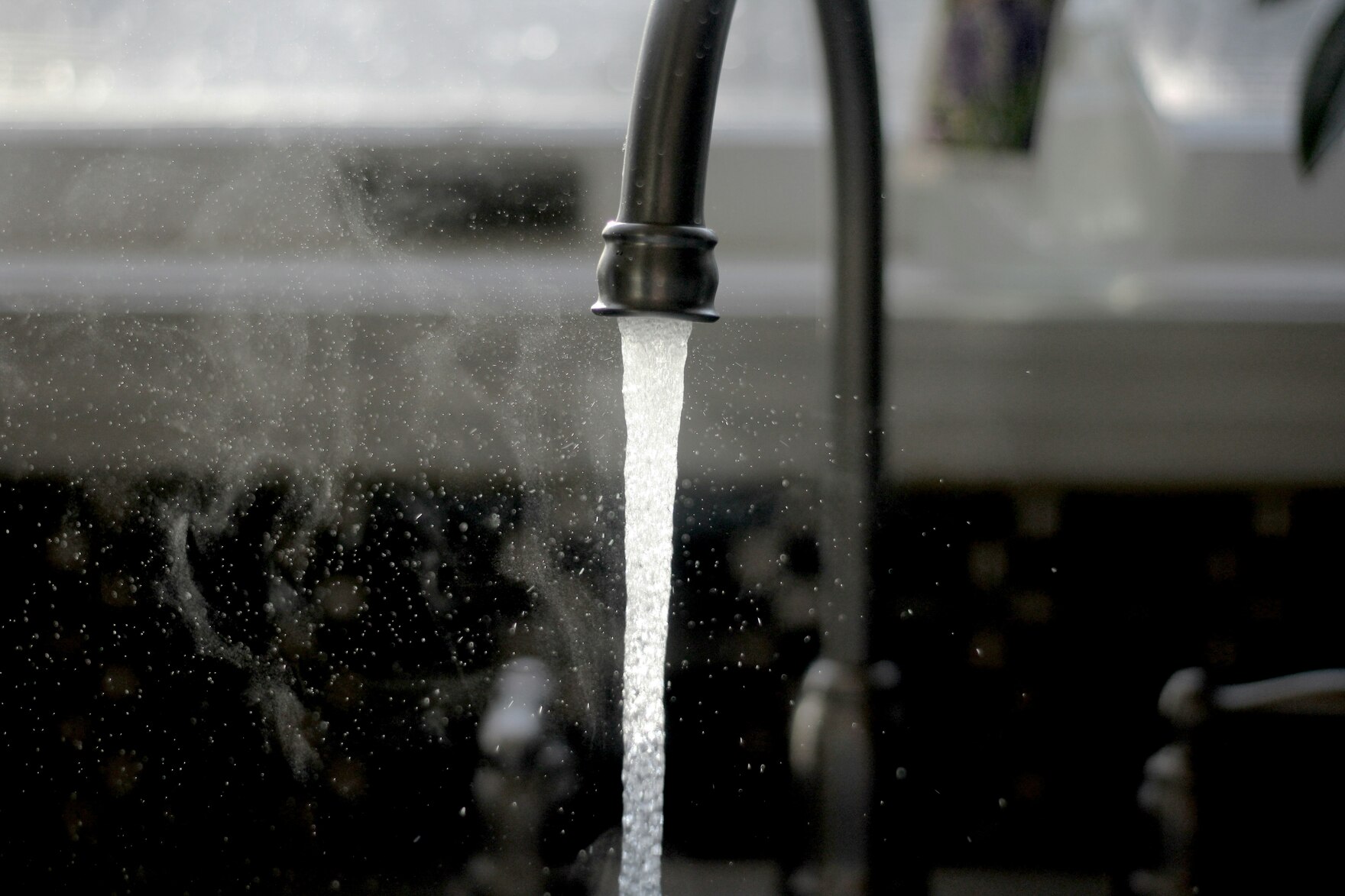 Aus einem Wasserhahn kommt Wasser.