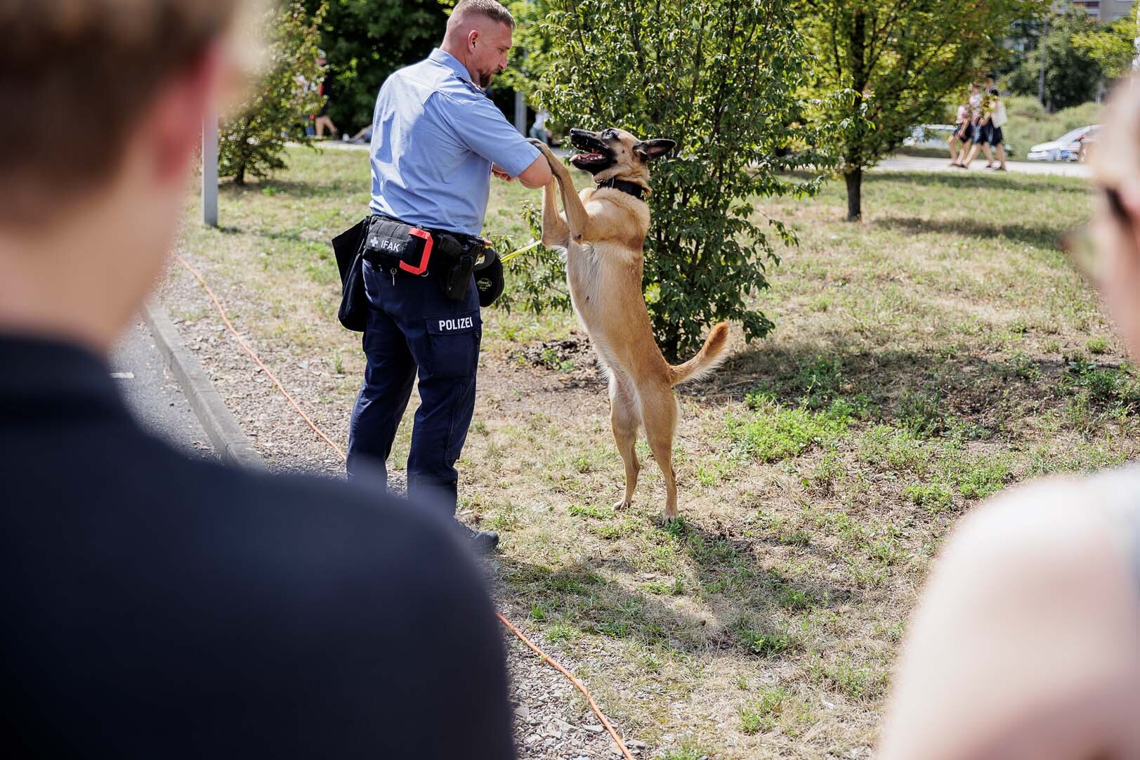 Ein Mann und ein Hund.